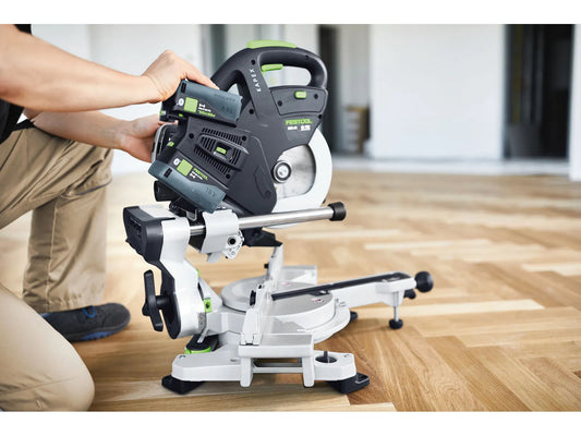 Festool KAPEX KSC 60 EB Akku-Kapp-Zugsäge mit Doppelakku-System, Bedienung durch Anwender gezeigt