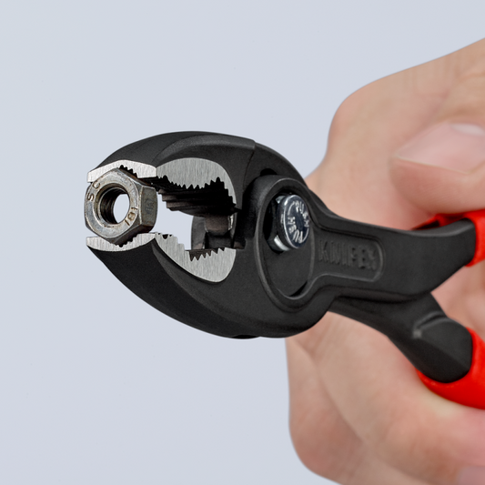 KNIPEX TwinGrip Frontgreifzange 82 01 200 Detailansicht Maul mit Zähnen und Sechskantnut, in Hand gehalten