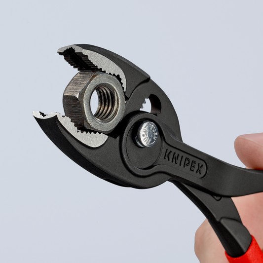KNIPEX TwinGrip Frontgreifzange mit offenen Greifmaul und sichtbarem Gelenk, hält eine Schraube und Mutter, schwarzer Griff