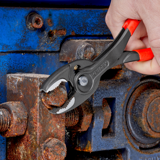 KNIPEX TwinGrip Frontgreifzange 82 01 200 bei der Anwendung auf rostigem Werkstück mit roten Griffen