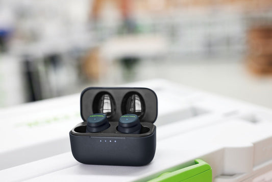 Festool GHS 25 I Gehörschutz mit Bluetooth in offener Ladebox, kabellose In-Ear Ohrstöpsel mit Ladestation auf
