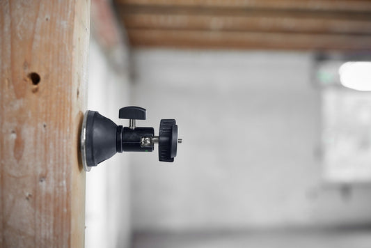 Festool Magnetkugelkopf MA KAL mit 360° drehbarem Kugelkopf an Holzbalken montiert, Detailansicht