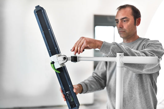 Festool SYSLITE STL 450 Streiflicht bei Oberflächenkontrolle mit Stativ in Anwendung