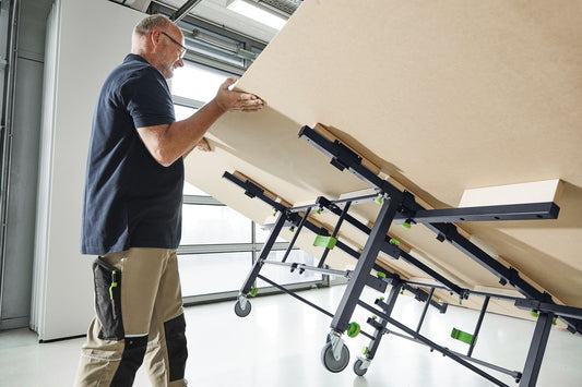 Festool STM 1800 Mobiler Säge- und Arbeitstisch mit Handkreissäge beim Zuschneiden großer Sperrholzplatte