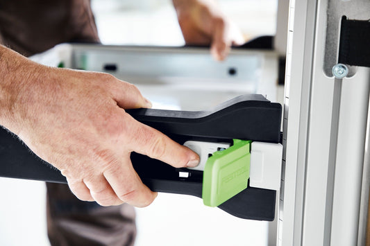 Festool Auszug SYS-AZ-MW 1000 mit Griffmulde, Vollauszug in Anwendung, grünes Etikett