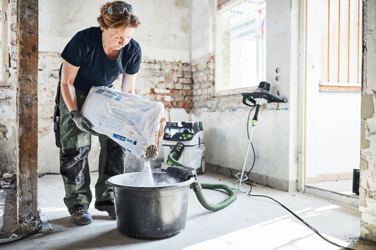 Festool Absaugung MX-A beim Anrühren von Pulver in Eimer mit Staubabsaugung auf Baustelle