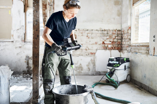 Festool Rührwerk MX 1200 RE im Einsatz beim staubarmen Mischen in Eimer mit Absauganlage