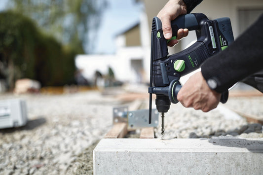 Festool Akku-Bohrhammer BHC 18 bohrt mit SDS-Plus Werkzeugaufnahme in Betonstein auf Baustelle