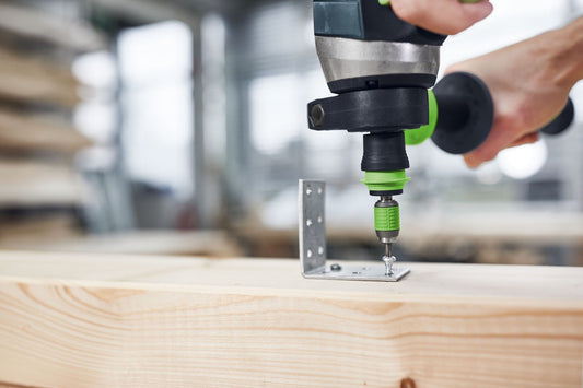 Festool Bit-Sortiment SYS3 XXS CE-MX mit CENTROTEC Bithalter BHS 60 beim Verschrauben einer Metalllasche in Holz