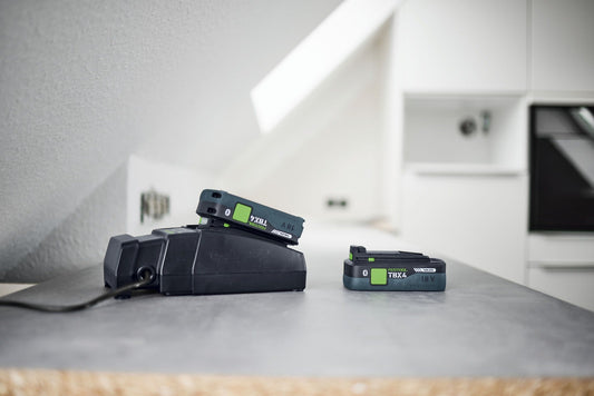 Festool Energie-Set 18V mit zwei TBX4 Akkupacks 4,0 Ah und TCL6 Schnellladegerät auf grauer Oberfläche