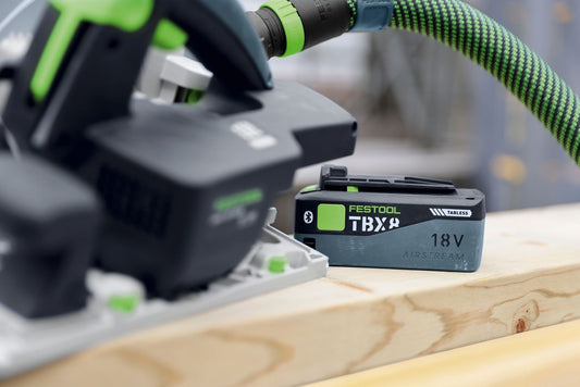 Festool TBX 8 ASI Akkupack 18V mit Tabless Technologie neben Elektrowerkzeug auf Holzoberfläche