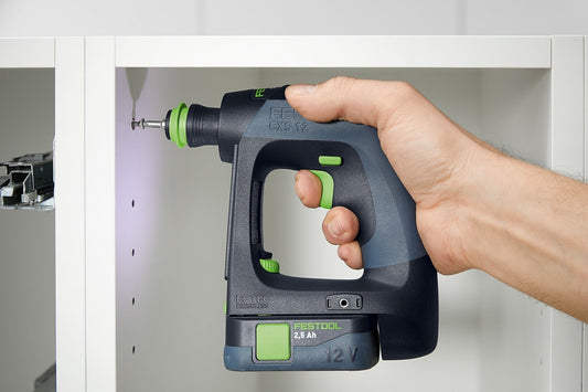 Festool CXS 12 Akku-Bohrschrauber mit 12V Lithium-Ionen-Akku, bürstenlos, in Hand gehalten beim Bohren in Wand