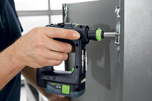 Festool CXS 12 Akku-Bohrschrauber mit 2,5 Ah Akku in Anwendung beim Schrauben in Metallplatte