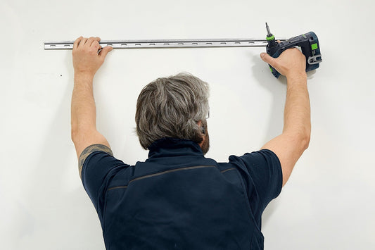 Festool CXS 12 Akku-Bohrschrauber mit Messlehre und FastFix-System bei Montagearbeiten an Wand