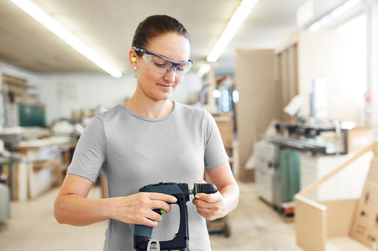 Festool Akku-Bohrschrauber CXS 18 C in Anwendung, Handhabung mit ergonomischer C-Form in Werkstatt
