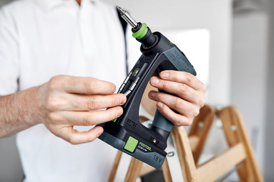 Festool CXS 18 Akku-Bohrschrauber mit EC-TEC Motor in der Hand, grüne Akku-Markierung sichtbar