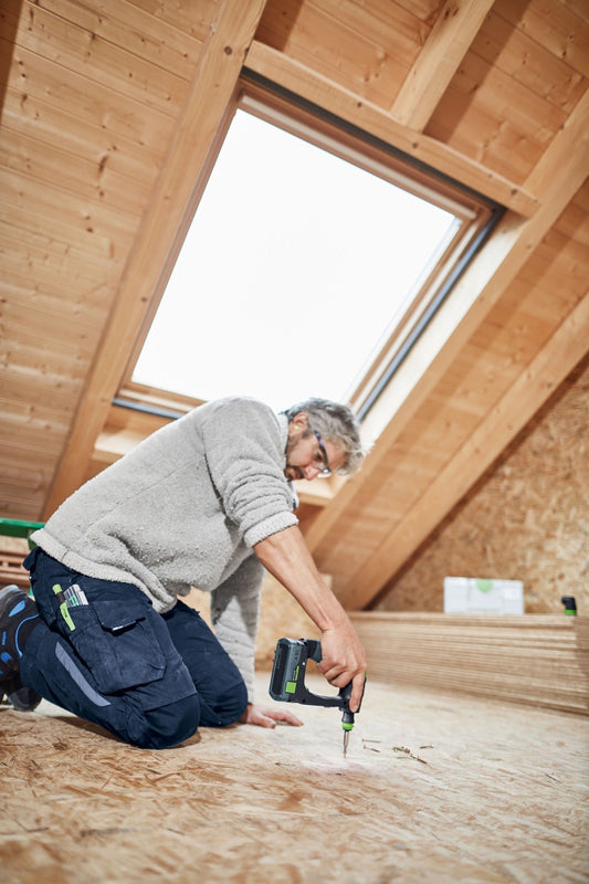 Festool CXS 18 C 3,0-Plus Akku-Bohrschrauber beim Verschrauben in Holz mit ergonomischem C-Form-Griff