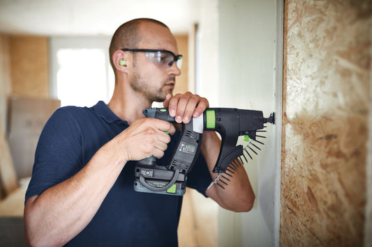 Festool Magazinvorsatz AF 55-DWC bei der Anwendung zum Verschrauben an Gipskartonwand, montiert auf Elektroschrauber
