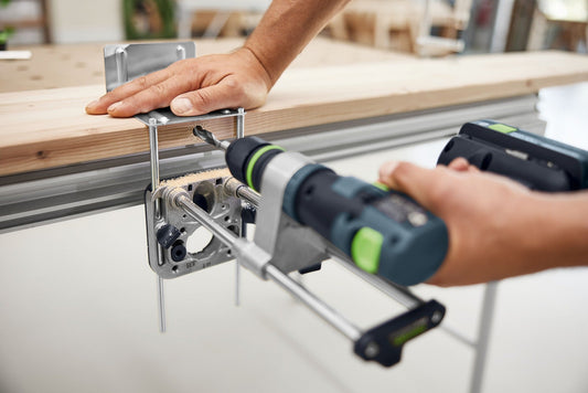 Festool MB 40 Mobiler Bohrvorsatz mit Bohrmaschine bei rechtwinkliger Bohrung in Holz, Anwendungsbeispiel