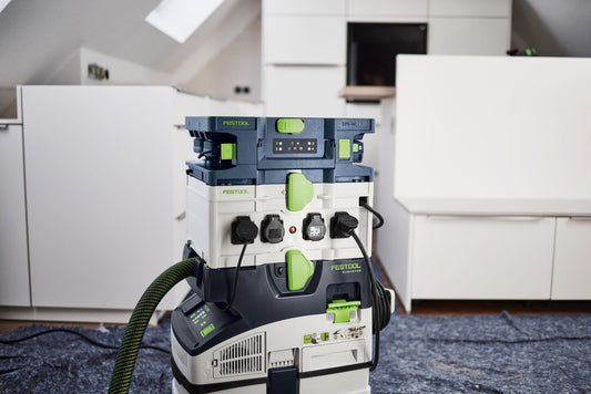 Festool SYS-MC 6/4 Schnellladegerät mit vier Akkus, Systainer-Integration und USB-Ports in Werkstatt.