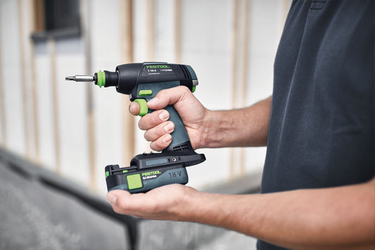 Festool T 18+3-Basic Akku-Bohrschrauber mit 18V Akku in Hand, geöffneter Schnellwechselspannfutter und digitales Display