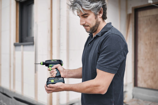 Festool Akku-Bohrschrauber T18+3 in Anwendung beim Verschrauben, Handgriff und Akku sichtbar
