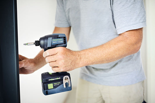 Festool TID 18 Akku-Schlagschrauber mit BT-IMP Bitkassette in Anwendung an Montageelement
