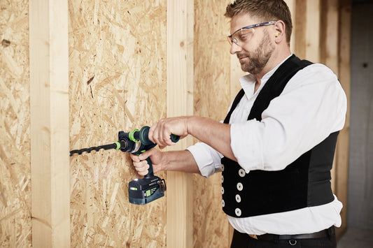 Festool QUADRIVE TPC 18/4 Akku-Schlagbohrschrauber bei Anwendung in Holz mit FastFix-Schnittstelle