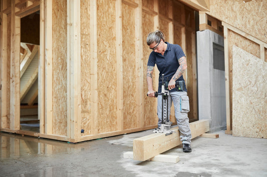 Festool GD 460 A Zimmerei-Bohrständer bei der Anwendung zum Bohren in Holzbalkens auf Baustelle