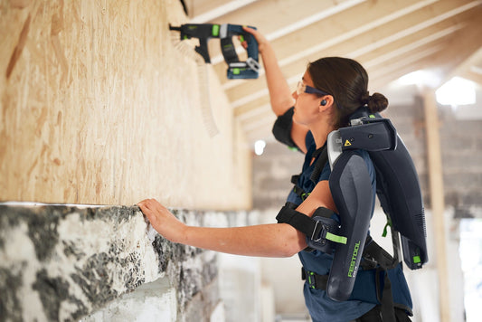 Festool ExoActive EXO 18-Basic Exoskelett bei Über-Kopf-Arbeiten an der Wand eingesetzt, Anwendungsbeispiel