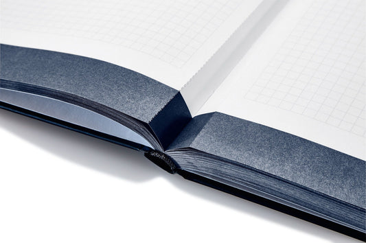 Festool Notizbuch NB-FT1 Hardcover dunkelblau mit aufgeschlagenem kariertem Innenteil und Lesezeichen