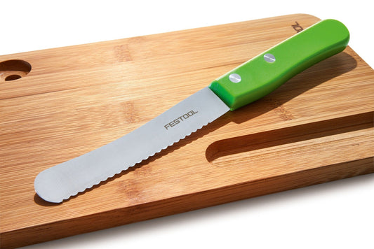 Festool Vesper-Set VS-FT1 Allzweckmesser mit grünem Griff und Wellenschliff auf Bambus-Schneidebrett