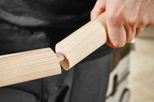 Festool DOMINO Dübelstange Sipo mit Führungsrippen in Hand, Holzverbindung demonstriert