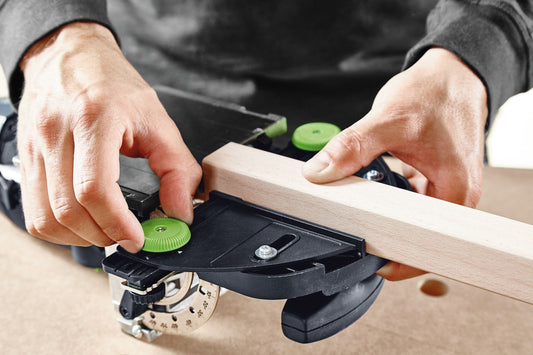 Festool LA-DF 500/700 Leistenanschlag mit grünen Drehknöpfen zur Leistenpositionierung an Dübelfräse