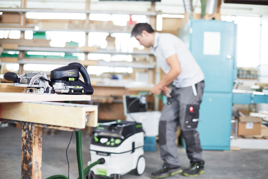 Festool DOMINO XL DF 700 EQ-Plus Dübelfräse bei Anwendung in Tischlerwerkstatt mit Systainer