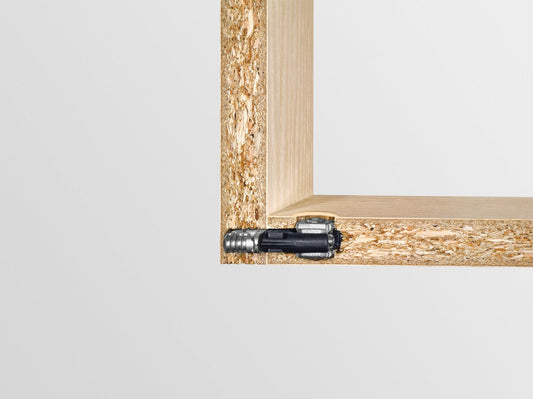 Festool Eckverbinder KV D8/50 an OSB-Platte in Eckverbindung eingesetzt, Detailansicht