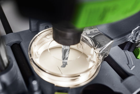 Festool Absaughaube LM-OF 1400 mit LED-Lichtring und Absaugöffnung in Detailansicht