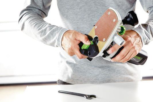 Festool MFK 700 KA EQ-Plus Kantenfräse mit Schleifteller und Feineinstellungshub in Anwendung
