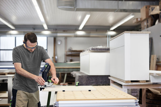 Festool Akku-Modul-Kantenfräse MFKC 700 KA beim Kantenfräsen an Sperrholzwerkstück in Werkstatt