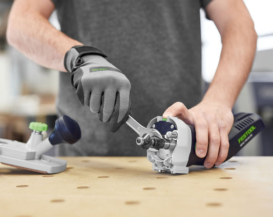 Festool MFKC 700 EB Akku-Kantenfräse in Anwendung auf Holzwerkstück mit Schutzhandschuhen