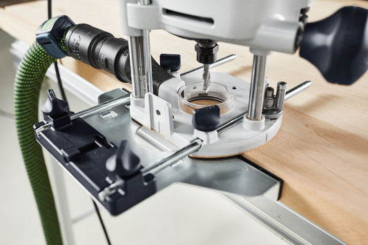 Festool Spiralnutfräser HS in Oberfräse mit Absauganlage beim Fräsen einer Nut in Massivholz