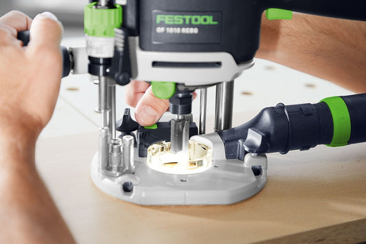 Festool OF 1010 R Oberfräse mit montiertem Lichtmodul LM-OF 1010 R in Anwendung auf Holzwerkstück