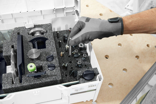 Festool Zubehör-Set ZS-OF 1010 M im Systainer mit Kopierringen, Adaptern und Fräszubehör, Hand entnimmt Teil