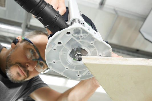 Festool Laufsohle LAS-OF 1010 R transparent beim Führen einer Oberfräse auf Holzwerkstück