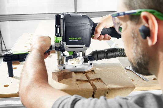 Festool OF 1010 REBQ Oberfräse mit LED-Lichtmodul bei Holzbearbeitung im Einsatz am Werkstück