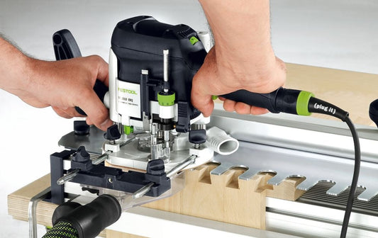 Festool VS 600 GE Oberfräse mit Schablone bei Holzverbindung, Hände führen Fräser über Werkstück