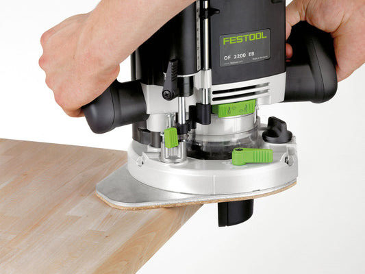 Festool OF 2200 EB Oberfräse mit Auflage beim Fräsen an Holzwerkstückkante in Anwendung