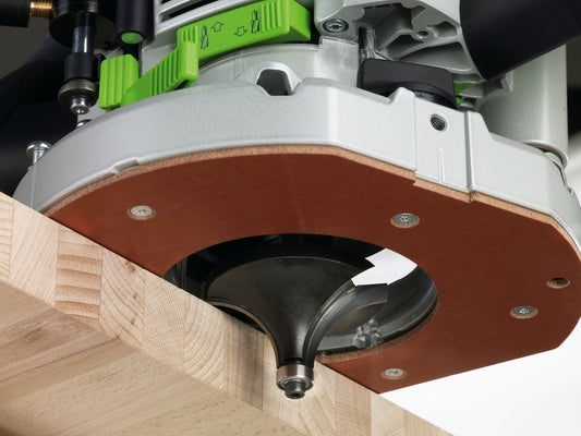 Festool OF 2200 EB-Plus Oberfräse mit Fräser beim Fräsen einer Nut in Holz, Detailansicht