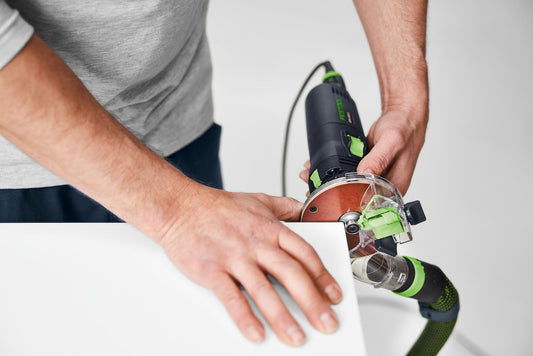 Festool OFK 500 Q-Plus Kantenfräse bei der Anwendung zum Fasen von Werkstückkanten