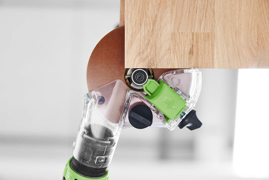 Festool Akku-Kantenfräse OFKC 500 R3 beim Abrunden einer Holzkante mit Schleifteller und Absaughaube